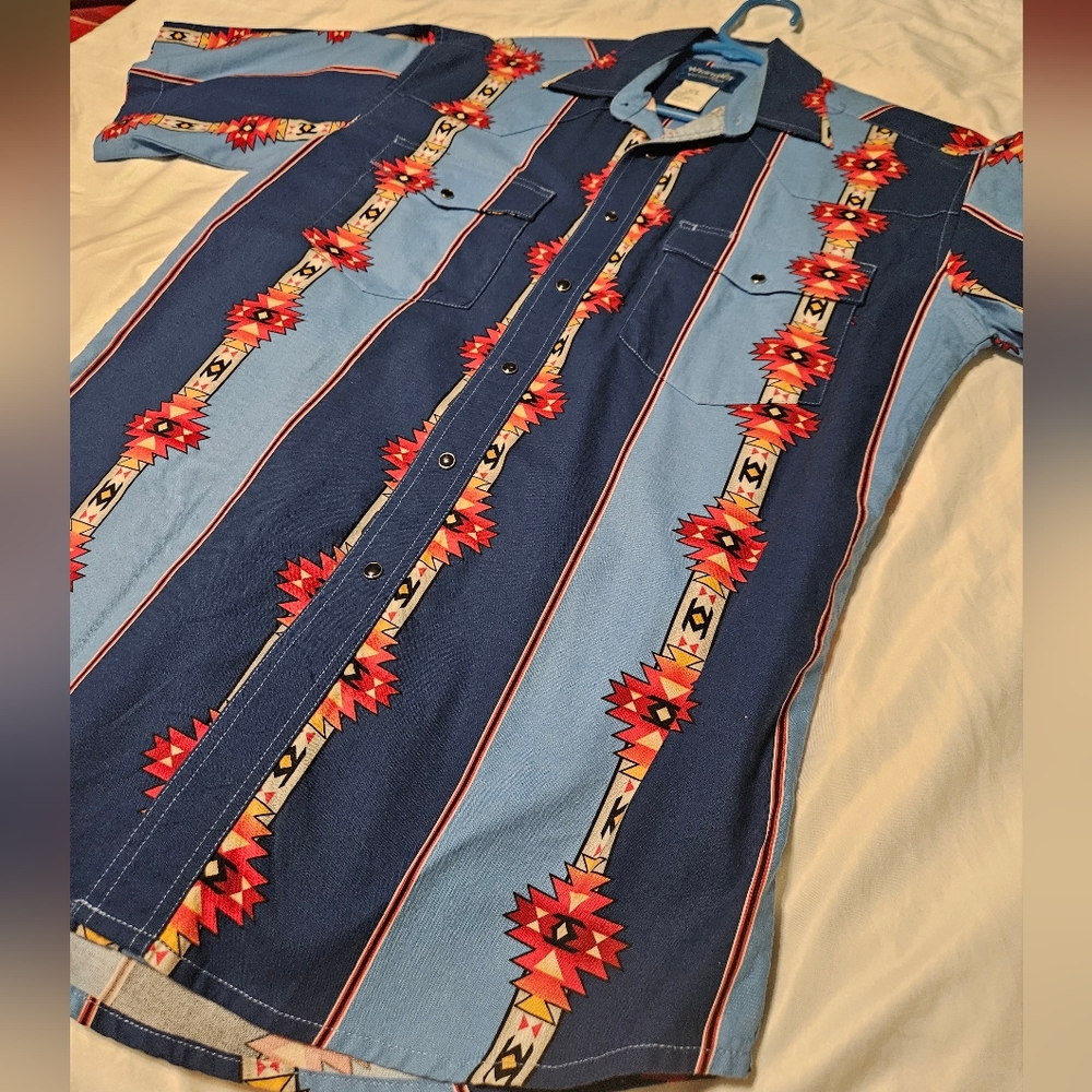 Wrangler Short Sleeve Button Up Pearl Snap Shirt Western Aztec Style Size M